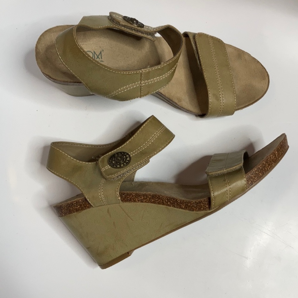 Axxiom Sutton wedge‎ sandals size 10